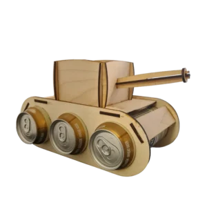 Natúr fából készült fa sör tartó tank, oldalsó nyílásaiban sörös dobozok láthatók. A tank egy fa felületen áll, világos, elmosódott háttérrel.