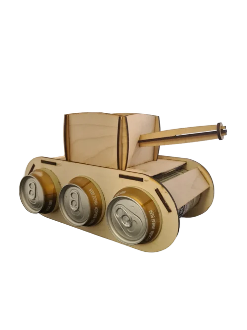 1 Natúr fából készült fa sör tartó tank, oldalsó nyílásaiban sörös dobozok láthatók. A tank egy fa felületen áll, világos, elmosódott háttérrel.