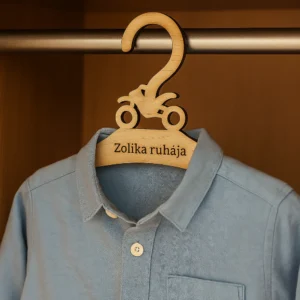 Gravírozható gyerek fa vállfa lézervágott motoros mintával és névvel