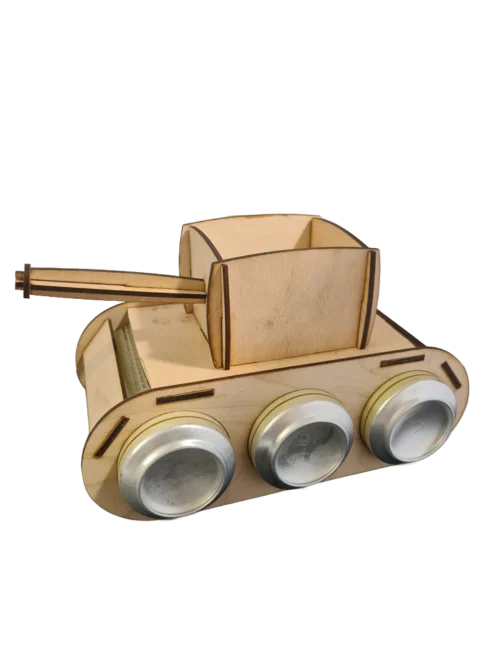 3 Natúr fából készült fa sör tartó tank, oldalsó nyílásaiban sörös dobozok láthatók. A tank egy fa felületen áll, világos, elmosódott háttérrel.