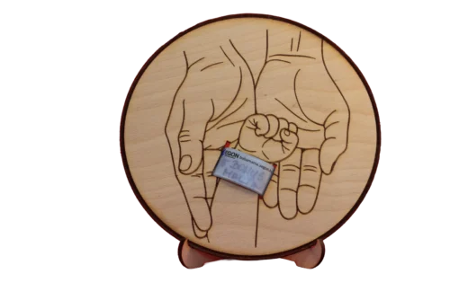 4 Fa dísz újszülött karszalaggal, gravírozott anya és baba kézfogás mintával, babaszobában elhelyezve.