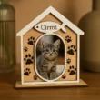A-cica-2 Natúr fából készült macskaház fényképtartó, amelyben egy aranyos cica képe látható. A keret tetején egy fehér halacska van a cicus neve abba van beleírva az oldalán mancsnyomok.