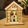 Kutyusos keret-1 Natúr fából készült kutyaház fényképtartó, amelyben egy aranyos beagle kiskutya képe látható.
