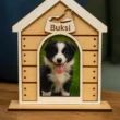 A-kutyus-2 name Natúr fából készült kutyaház fényképtartó, amelyben egy aranyos kiskutya képe látható. a Keretbe bele van gravírozva a kutyus neve.