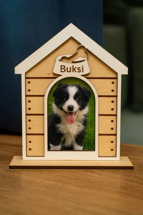 A-kutyus-2 name Natúr fából készült kutyaház fényképtartó, amelyben egy aranyos kiskutya képe látható. a Keretbe bele van gravírozva a kutyus neve.