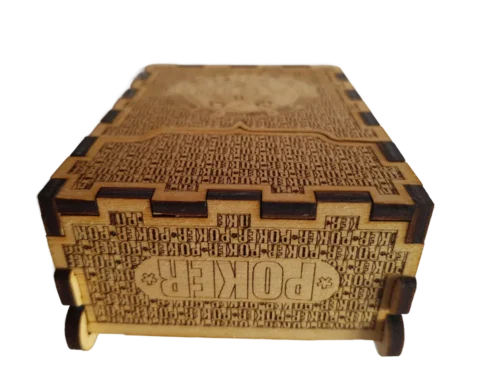 CardBox2 Fa póker kártyatartó doboz zárt állapotban,fektetve kaszinó mintával és „POKER” gravírozással, natúr fa anyagból