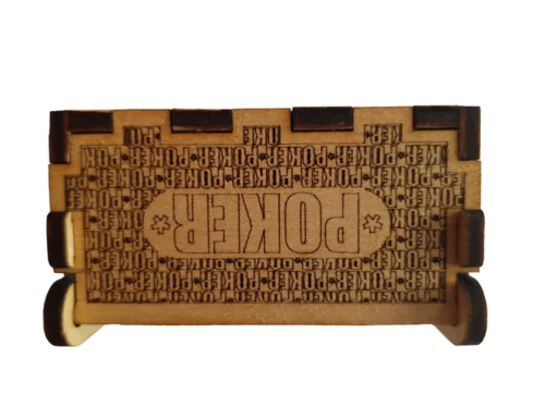 CardBox3 Fa póker kártyatartó doboz zárt állapotban, felülről. Kaszinó mintával és „POKER” gravírozással, natúr fa anyagból