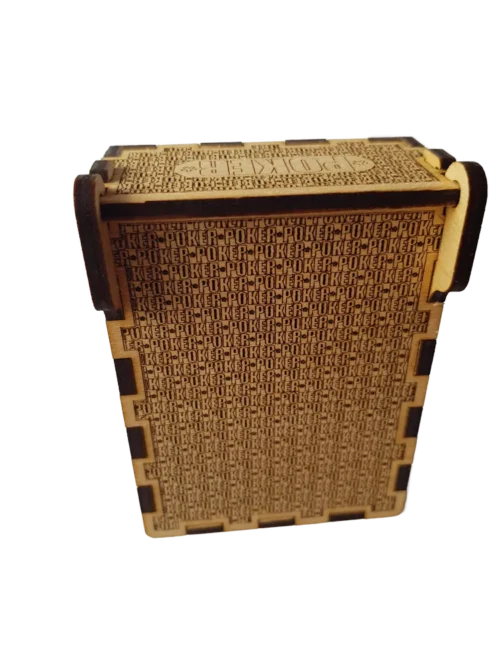 CardBox4 Fa póker kártyatartó,hátulról doboz zárt állapotban, kaszinó mintával és „POKER” gravírozással, natúr fa anyagból