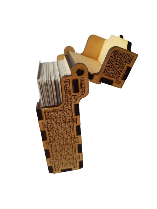 CardBox5 Fa póker kártyatartó doboz teljesen nyitott állapotban, kaszinó mintával és „POKER” gravírozással, natúr fa anyagból