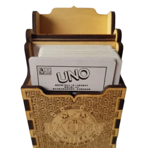 Fa póker kártyatartó doboz nyitott állapotban, kaszinó mintával és „POKER” gravírozással, natúr fa anyagból