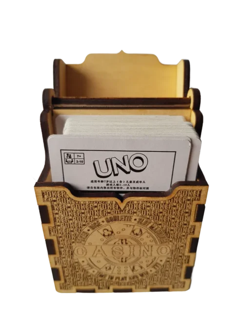 CardBox6 Fa póker kártyatartó doboz nyitott állapotban, kaszinó mintával és „POKER” gravírozással, natúr fa anyagból