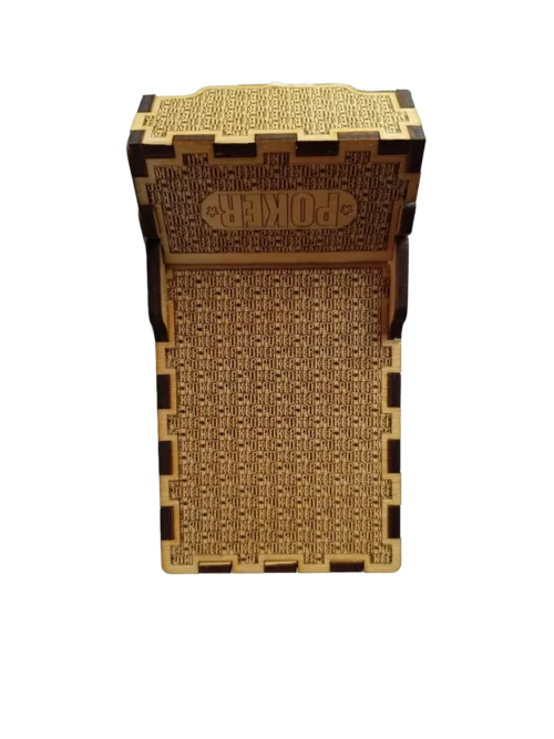 CardBox7 Fa póker kártyatartó doboz félig nyitott állapotban, kaszinó mintával és „POKER” gravírozással, natúr fa anyagból