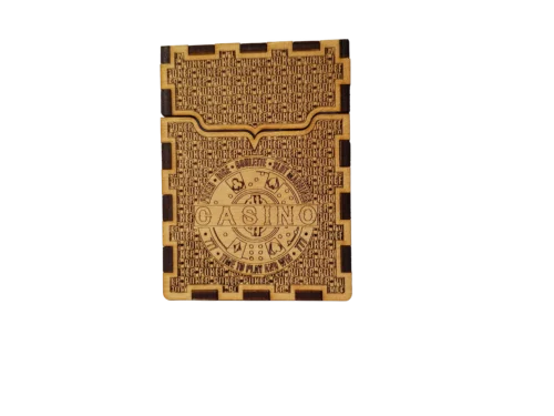 CardBox8 Fa póker kártyatartó doboz lézergravírozott kaszinó mintával és „POKER” feliratokkal, nyitott és zárt állapotban, prémium natúr fa anyagból