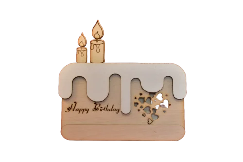 Natúr fából készült, születésnapi tortát formázó pénzátadó, fehér "öntettel", két lézergravírozott gyertyával és a 18-as számmal a tetején. Az elején "Happy Birthday" felirat és apró szívek találhatók.