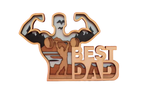 V1 Egy 5 rétegű, 3D hatású testépítő apa dísz, amely egy súlyzózó apát ábrázol hegyvidéki tájjal, "BEST DAD" felirattal. A testépítő apa dísz piros háttéren fekszik.