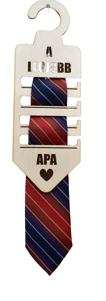 A Legjobb Apa" feliratú, natúr fából készült, lézergravírozott gravírozott fa nyakkendőtartó, amelyen egy piros-kék csíkos nyakkendő lóg.