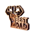 V2 Egy 5 rétegű, 3D hatású testépítő apa dísz, amely egy súlyzózó apát ábrázol hegyvidéki tájjal, "BEST DAD" felirattal. A testépítő apa dísz piros háttéren fekszik.