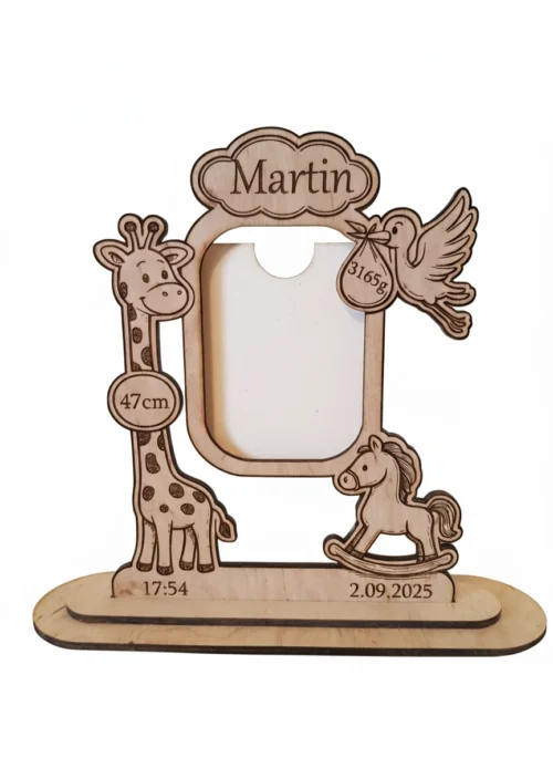 képkeret-no háttér_eredmény Gravírozható újszülött fényképtartó fa dísztárgy üresen, fotó nélkül, fehér háttér előtt.