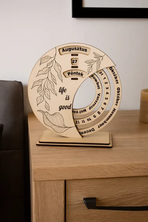 Fa öröknaptár asztali dísz gravírozott levélmintával és „Life is good” felirattal, natúr fa alapzaton, kézzel készített lézervágással