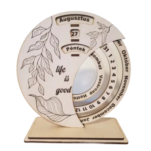 Fa öröknaptár asztali dísz gravírozott levélmintával és „Life is good” felirattal, natúr fa alapzaton, kézzel készített lézervágással