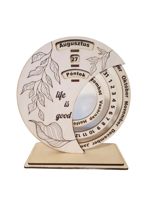 Fa öröknaptár asztali dísz gravírozott levélmintával és „Life is good” felirattal, natúr fa alapzaton, kézzel készített lézervágással