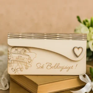 Lézergravírozott fa pénzátadó boríték esküvőre nászutas autós designnal, szívvel díszítve, elölről nézve.