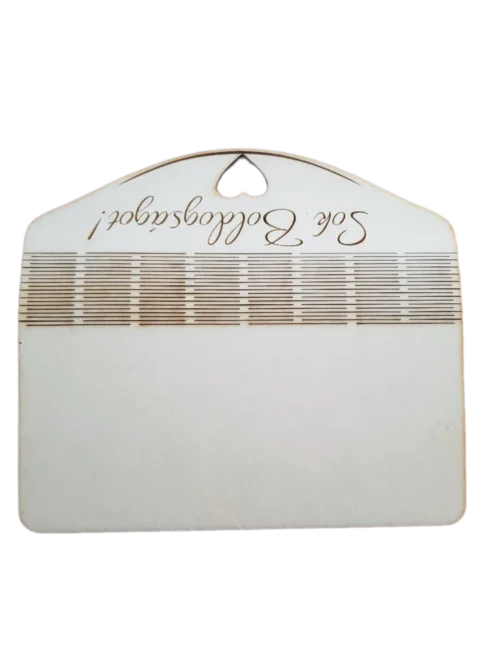 Lézergravírozott fa pénzátadó boríték esküvőre. Hátulról fotózva