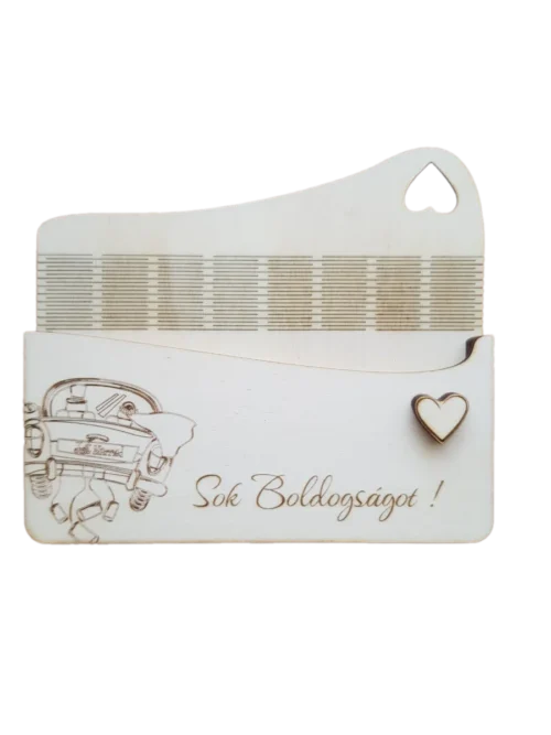 snapedit_1753524481571_result Nyitott fa pénzátadó boríték esküvőre nászutas autós designnal és belső "Sok Boldogságot!" felirattal, felülről.