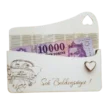 snapedit_1753524508522_result Lézergravírozott fa pénzátadó boríték esküvőre nászutas autós designnal, szívvel díszítve, benne bankjeggyel, elölről nézve.