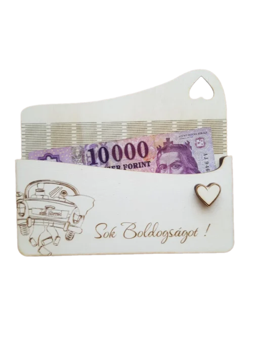 snapedit_1753524508522_result Lézergravírozott fa pénzátadó boríték esküvőre nászutas autós designnal, szívvel díszítve, benne bankjeggyel, elölről nézve.