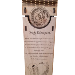 Fa szülőköszöntő bortartó, a vőlegény apjának szóló megható verssel gravírozva, opcionális névvel és dátummal.