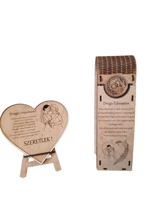 Szülőköszöntő csomag a menyasszony szüleinek: egy szív alakú dísz a menyasszony és anyja grafikájával, mellette egy bortartó doboz az apának.