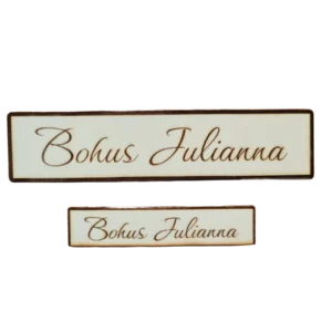 2 név_no bgd_result Fából készült, egyedi névtábla beltéri ajtóra és egy kisebb a postaládára, lézergravírozott névvel és keretes mintával.