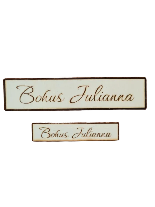 Fából készült, egyedi névtábla beltéri ajtóra és egy kisebb a postaládára, lézergravírozott névvel és keretes mintával.