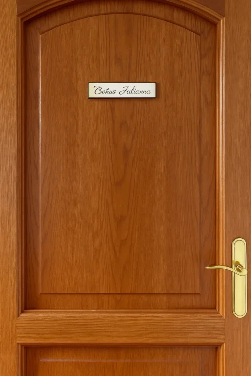 Egyedi névtábla beltéri ajtóra, fa, gravírozott + ajándék postaláda tábla