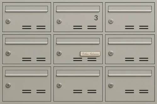 Fából készült, egyedi névtábla.