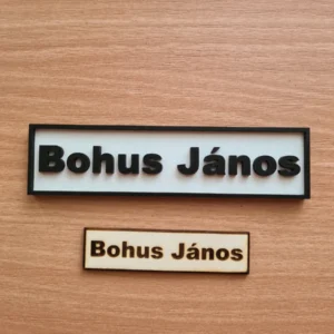 20250801_170959_result_result Fehér alapon fekete betűkkel és kerettel készült, rétegelt, 3D hatású névtábla ajtóra és postaládára