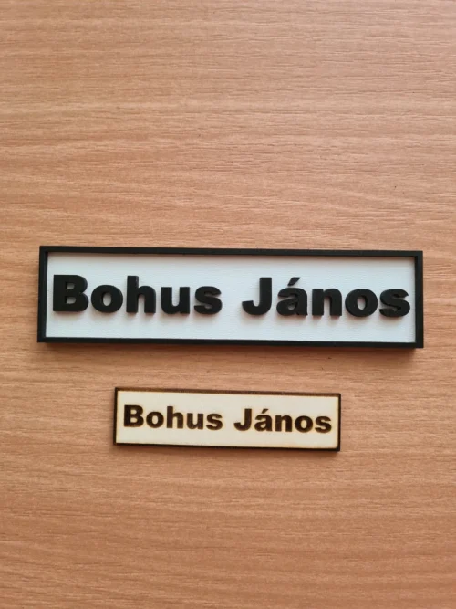 20250801_170959_result_result Fehér alapon fekete betűkkel és kerettel készült, rétegelt, 3D hatású névtábla ajtóra és postaládára