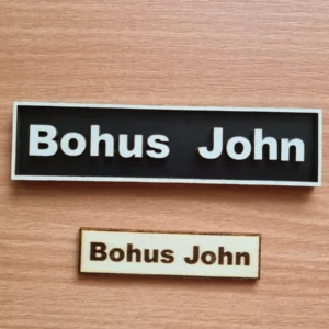 20250801_171235_result_result Fekete alapon fehér betűkkel és kerettel készült, rétegelt, 3D hatású névtábla ajtóra.