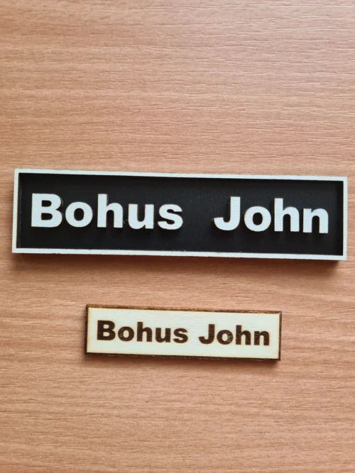 20250801_171235_result_result Fekete alapon fehér betűkkel és kerettel készült, rétegelt, 3D hatású névtábla ajtóra.