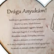 Szív alakú, gravírozott fa szülőköszöntő szív dísz.Közeli kép a feliratról.