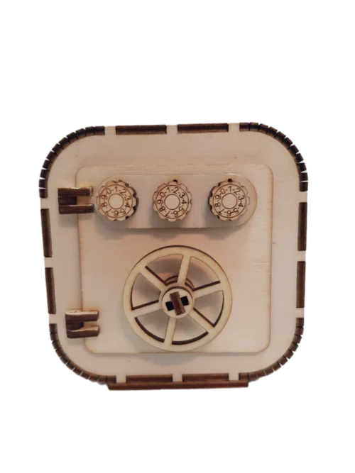 A fa széf persely elölnézetből, amelyen jól látható a három dísztárcsa és a tekerhető kerékzár.