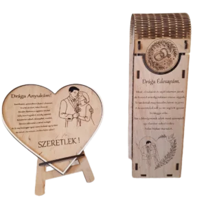 Szülőköszöntő csomag a vőlegény szüleinek: egy szív alakú dísz a vőlegény és anyja grafikájával, mellette egy bortartó doboz az apának.