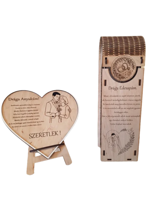 Szülőköszöntő csomag a vőlegény szüleinek: egy szív alakú dísz a vőlegény és anyja grafikájával, mellette egy bortartó doboz az apának.