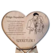 Szív alakú, gravírozott fa szülőköszöntő szív dísz, amely a vőlegényt és édesanyját ábrázolja, opcionális névvel és dátummal.