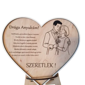 Szív alakú, gravírozott fa szülőköszöntő szív dísz, amely a vőlegényt és édesanyját ábrázolja, opcionális névvel és dátummal.