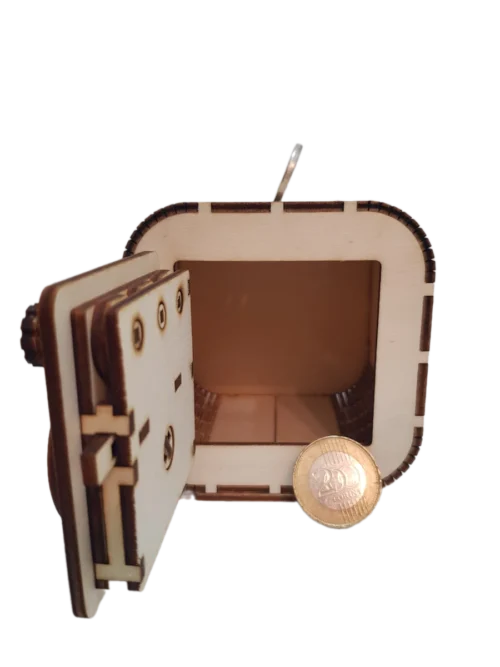 A nyitott fa széf persely méretének szemléltetése egy mellette álló pénzérmével