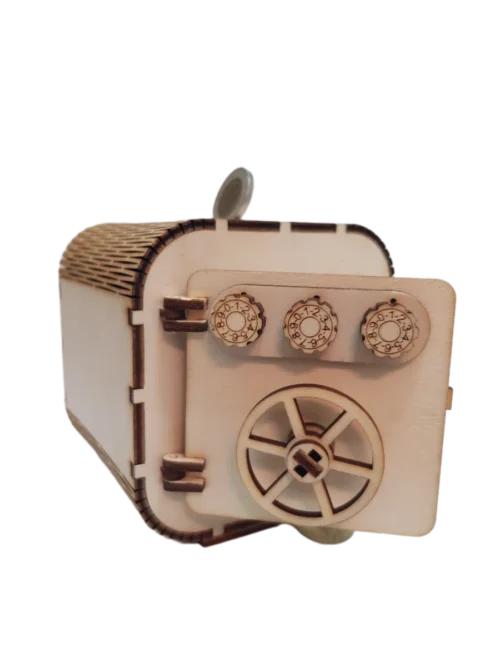 A fa széf persely oldalnézetből, amelyen a tetején lévő pénzbedobó nyílás látható.