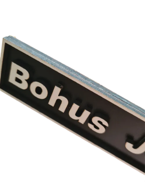 snapedit_1754061715331_result Fekete alapon fehér betűkkel és kerettel készült, rétegelt, 3D hatású névtábla