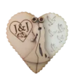Natúrva Szív alakú esküvői gyűrűtartó doboz, amely összezárva egy csókolózó párt formáz, egyedi monogrammal gravírozva.